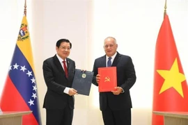 Член Политбюро, секретарь ЦК КПВ, председатель ее Комиссии по внутренним делам Фан Динь Чак (слево) и первый вице-президент PSUV Диосдадо Кабельо подписали соглашение о сотрудничестве между КПВ и PSUV (Фото: ВИA)