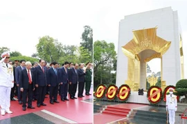 Руководители Вьетнама отдают дань уважения президенту Хо Ши Мину в День воссоединения страны. (Фото: ВИА)