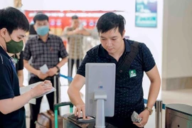 Регистрация пассажиров на рейсы, используя VNeID. (Фото: PV/Vietnam+)