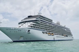 Seven Seas Explorer бросил якорь в порту Нячанга (Фото: ВИА) 