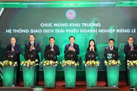 Заместитель премьер-министра Ле Минь Кхай и делегаты провели церемонию открытия Системы торговли корпоративными облигациями. (Фото: ВИА)