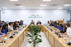 Заместитель Председателя Правительства Российской Федерации посещает и общается с преподавателями и студентами Ханойского национального университета в Хоалак. (Фото: ВИА)
