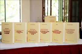 Книга Генерального секретаря ЦК КПВ Нгуен Фу Чонга «Некоторые теоретические и практические вопросы социализма и пути к социализму во Вьетнаме» издана на 7 иностранных языках. (Фото: Фыонг Хоа /ВИА)