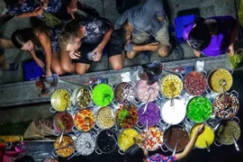 Иностранные посетители могут отведать «че Хюэ» (сладкая каша Хюэ) в уличном кафе. (Фото: VietnamPlus) 