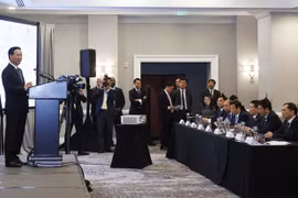 Президент Во Ван Тхыонг принял участие и выступил с речью на круглом столе, объединяющем вьетнамские и американские предприятия и населенные пункты в Сан-Франциско во второй половине дня 15 ноября. (Фото: ВИA)