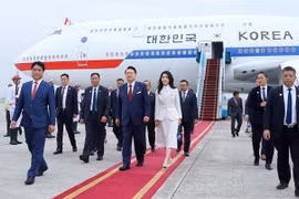 Президент Республики Корея (РК) Юн Сок Ёль и его супруга Ким Кеон Хи прибывают в Ханой (Фото: ВИА)