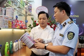  На выставке, проводимой Вьетнамским главным управлением по надзору за рынком (Фото: congthuong.vn)