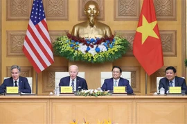 Премьер-министр Фам Минь Тьинь и президент США Джо Байден принимают участие во Вьетнамско-американском саммите по инвестициям и инновациям. (Фото: ВИА)