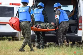 Военные медики быстро оказали помощь раненым инженерам, выполнившим задачу по обезвреживанию мин и взрывчатых веществ в лагере беженцев. (Фото: Опубликовано ВИА)