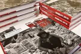 Только что вышла книга "Вьетнам 1972. Страна под бомбами. С блокнотом и фотоаппаратом на каждой дороге на Севере" автора Хельмута Капфенбергера. (Фото: ВИА)