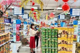 Общий объем розничных продаж товаров и услуг во Вьетнаме в январе оценивается в 544,8 трлн. донгов (23,22 млрд. долл. США), что на 5,2% больше, чем в предыдущем месяце, и на 20% по сравнению с аналогичным периодом прошлого года. (Фото: ВИА) 