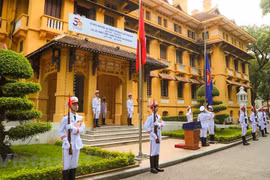 Силы почетного караула проводят церемонию поднятия флага АСЕАН. (Фото: Vietnam+)