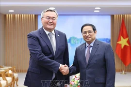 Премьер-министр Фам Минь Тьинь принял заместителя премьер-министра, министра иностранных дел Казахстана Мухтара Тилеуберди, находящегося с официальным визитом во Вьетнаме с 17 по 18 августа 2022 года. (Фото: ВИА) 