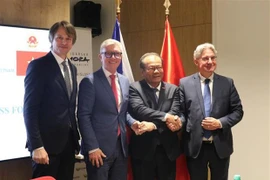 Посол Вьетнама Тхай Суан Зунг, председатель Чешской торговой палаты Зденек Зайчек, заместитель министра промышленности и торговли Эдвард Козусник и член Европарламента Ян Захрадил на форуме (Фото: ВИА)