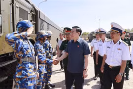 Председатель НС Выонг Динь Хюэ посетил и подбодрил офицеров и солдат 681-й бригады 2-го военно-морского округа. (Фото: ВИА)