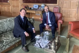 Генеральный секретарь Постоянной палаты третейского суда (ППТС) в Гааге Марцин Чепелак (справа) принимает посла Вьетнама в Нидерландах Фам Вьет Аня (Фото: ВИA)