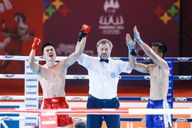 Нгуен Хоанг (красные шорты) блестяще победил филиппинца (синие шорты) и выиграл золото в мужской весовой категории 67 кг по кикбоксингу. (Фото: ВИА)