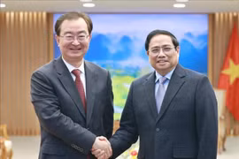 Премьер-министр Фам Минь Тьинь принимает члена ЦК Коммунистической партии Китая, секретаря провинциального комитета партии Юньнань Ван Нинга. (Фото: Зыонг Жанг/ВИА)