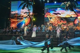 Художественное представление на церемонии закрытия Национального года туризма 2023 «Биньтхуан – зеленая конвергенция». (Фото: ВИA)