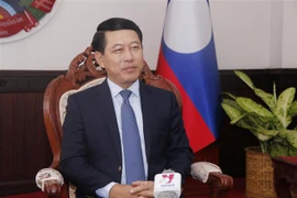 Заместитель премьер-министра, министр иностранных дел Салеумсай Коммасит ответил корреспонденту ВИА в Лаосе. (Фото: До Ба Тхань - корреспондент ВИА в Лаосе)