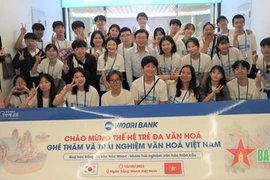 Молодежь РК посетила штаб-квартиру Woori Bank Vietnam в Ханое. (Фото: qdnd.vn)