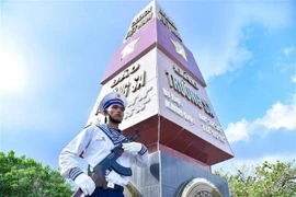 Офицеры, солдаты и дители на острове участвуют в церемонии поднятия флага на острове Чыонгша, Кханьхоа. (Фото: Тху Фыонг/ВИА)