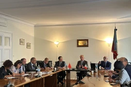 Посол Вьетнама в Италии Дуонг Хай Хунг на встрече с президентом итальянской фруктовой ассоциации Марко Сальви и ее генеральным директором Пьетро Мауро. (Фото:ВИA)