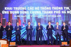 Председатель городского народного комитета. Hanoi Чан Ши Тхань и другие делегаты открыли информационные системы и общие приложения для управления и администрации города. (Фото: ВИА)