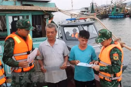 Силы пограничной службы Куангниня призывают людей не заниматься незаконным рыболовством, которое влияет на морскую среду. (Фото: опубликовано ВИА)