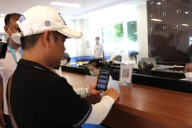 Сканирование QR-кода для оплаты билетов в бухту Халонг (Источник: baoquangninh.com.vn) 