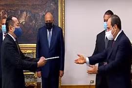 Премьер-министр Фам Минь Тьинь (справа) принимает посла Таиланда во Вьетнаме Никорндея Баланкура в Ханое 31 марта. (Фото: ВИА) 