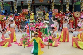 Шествие статуи Ба Чуа Сы от вершины горы Сы к храму. (Источник: baoangiang.com.vn)