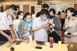 Слепые люди знакомятся с технологиями на Techfest 2022 (Фото: ВИА) 