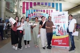 Пассажиры рейса из Ахмадабада во Вьетнам. (Фото: vietjetair.com) 