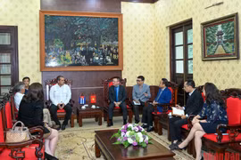 На приеме в здании газеты "Нянзян" в Ханое. (Фото: nhandan.vn)