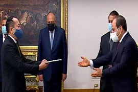 Премьер-министр Фам Минь Тьинь (справа) принимает посла Таиланда во Вьетнаме Никорндея Баланкура в Ханое 31 марта. (Фото: ВИА) 