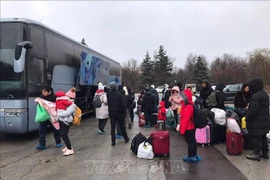 Встреча вьетнамских граждан, эвакуирующихся с Украины в Румынию. (Фото: ВИА)