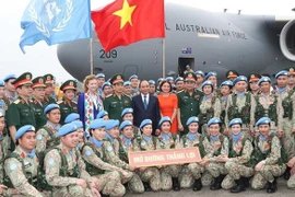Президент Нгуен Суан Фук и министр обороны Фан Ван Жанг, а также офицеры 1-й инженерной группы и полевого госпиталя № 4 2-го уровня перед отъездом для выполнения миротворческой миссии Организации Объединенных Наций в Абьее и Южном Судане. (Фото: ВИА)