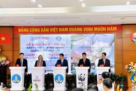 Представители Министерства сельского хозяйства и развития сельских местностей и USAID нажали кнопку, запуская проект по защите находящихся под угрозой исчезновения животных. (Фото: daibieunhandan.vn)