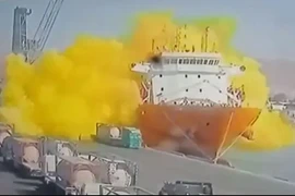 Облако токсичного газа желтого цвета поднимается после утечки из резервуара в порту Иордании (Источник: theguardian.com)