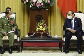Президент Нгуен Суан Фук (справа) принимает министра общественной безопасности Лаоса генерала Вилая Лакхамфонга в Ханое 10 января. (Фото: ВИА)