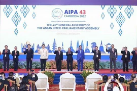 Председатель Национального собрания Выонг Динь Хюэ сфотографировался с главами делегаций и делегатами. (Фото: ВИА)