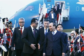 Делегаты встретили президента Нгуен Суан Фука в аэропорту Джакарты. (Фото: ВИА)