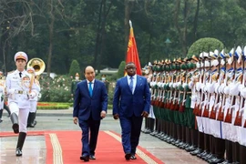 Президент государства Нгуен Суан Фук (слева) и президент Республики Сьерра-Леоне Джулиус Маада Био проводят смотр почетного караула Вьетнамской народной армии. (Фото: ВИА)