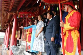 Генеральный директор ЮНЕСКО Одри Азуле смотрит на реконструкцию церемонии смены караула старой династии Нгуен у ворот Нго Мон. (Фото: ВИА) 