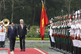 Премьер-министр Фам Минь Тьинь (слева) председательствует на церемонии встречи своего малайзийского коллеги Дато Шри Исмаила Сабри бин Яакоба. (Фото: ВИА)