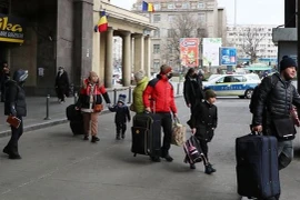 На железнодорожную станцию Gara de Nord в Бухаресте, Румыния, прибыло много людей, эвакуирующихся из Украины. (Фото: ВИА)