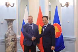 Посол Данг Минь Кхой с Сергеем Степашиным - председателем Ассоциации юристов Российской Федерации. (Фото: ВИА)