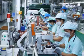 Производство колонок и гарнитур для мобильных телефонов на заводе Foster Electronics во вьетнамско-сингапурском индустриальном парке (VSIP) Бакнинь в городке Тышон, провинция Бакнинь. (Фото: ВИА)