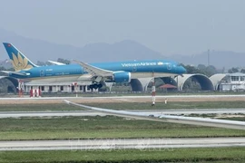 Рейс Vietnam Airlinesс с 287 вьетнамцами, вылетающими из Украины, прибывает в международный аэропорт Ханоя Нойбай в полдень 8 марта. (Фото: ВИА)